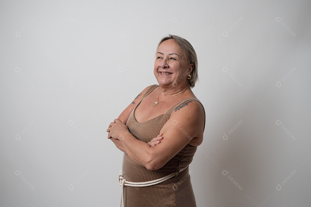 Mulher idosa sobre fundo isolado