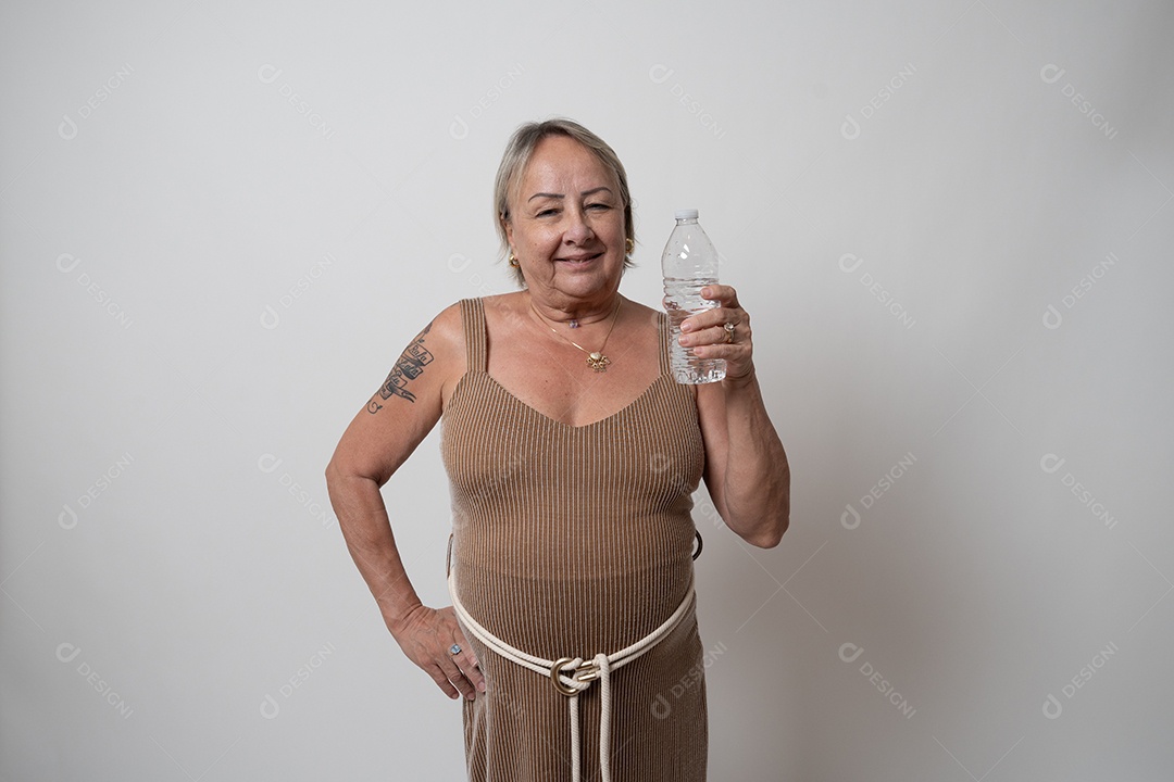 Mulher idosa sobre fundo isolado