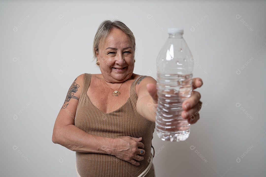 Mulher idosa sobre fundo isolado