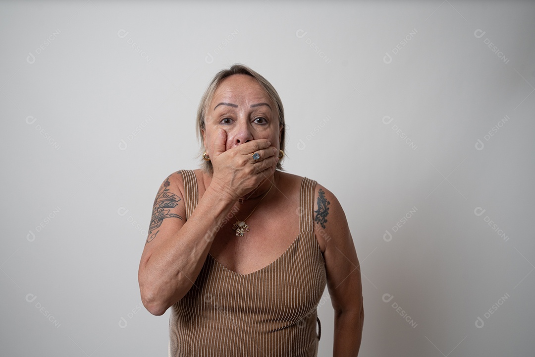 Mulher idosa sobre fundo isolado