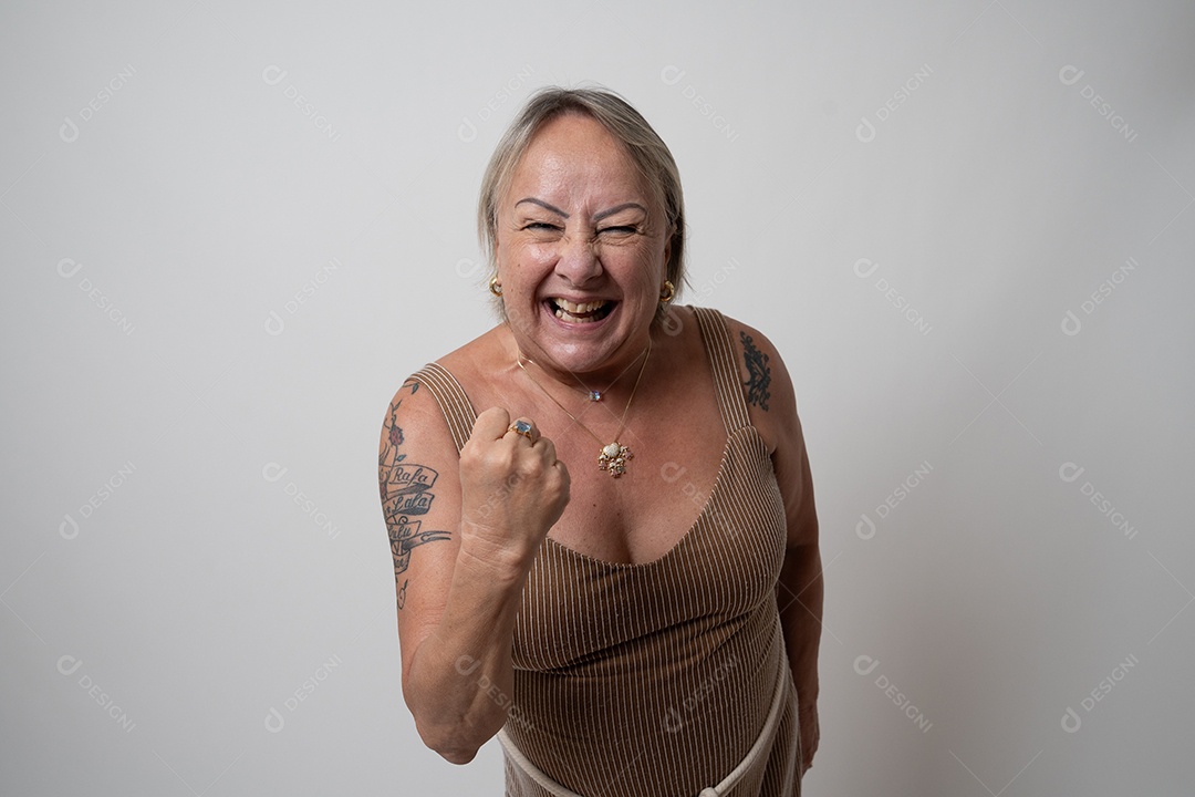 Mulher idosa sobre fundo isolado