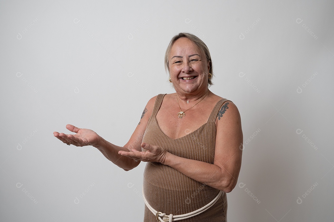 Mulher idosa sobre fundo isolado