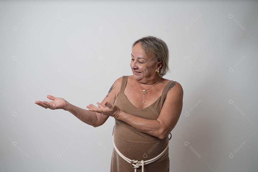 Mulher idosa sobre fundo isolado