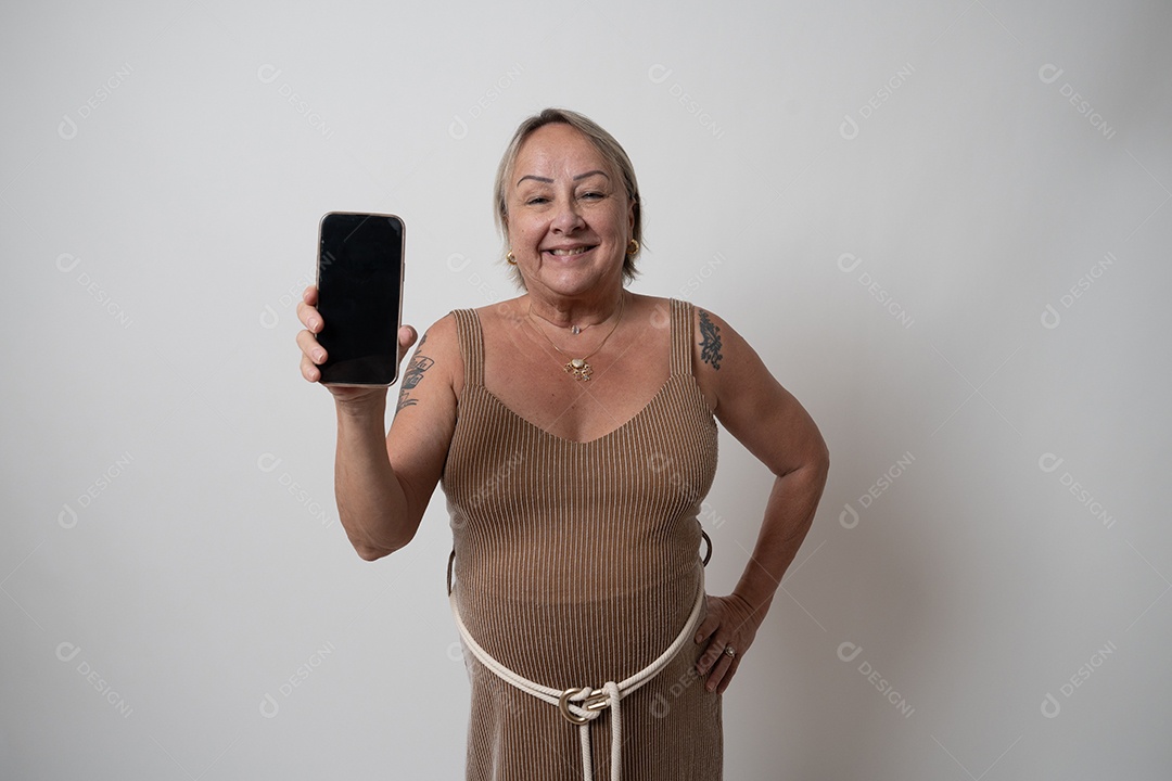 Mulher idosa sobre fundo isolado