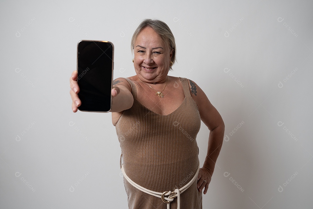 Mulher idosa sobre fundo isolado