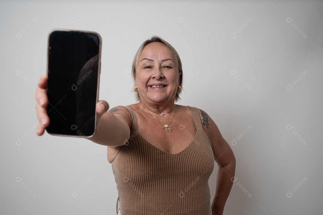 Mulher idosa sobre fundo isolado