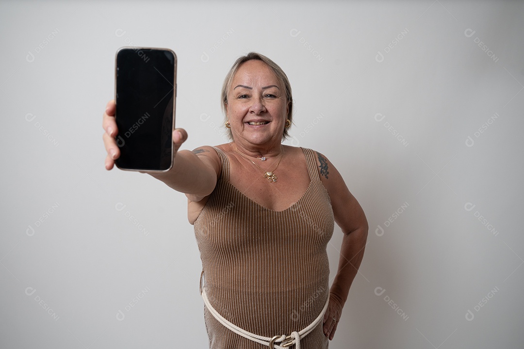 Mulher idosa sobre fundo isolado