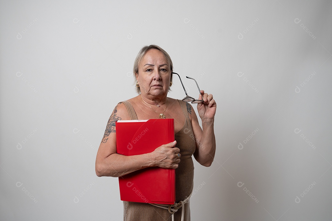 Mulher idosa sobre fundo isolado