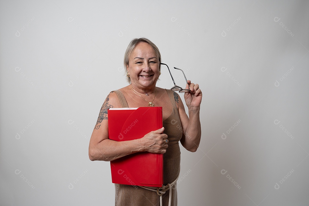 Mulher idosa sobre fundo isolado