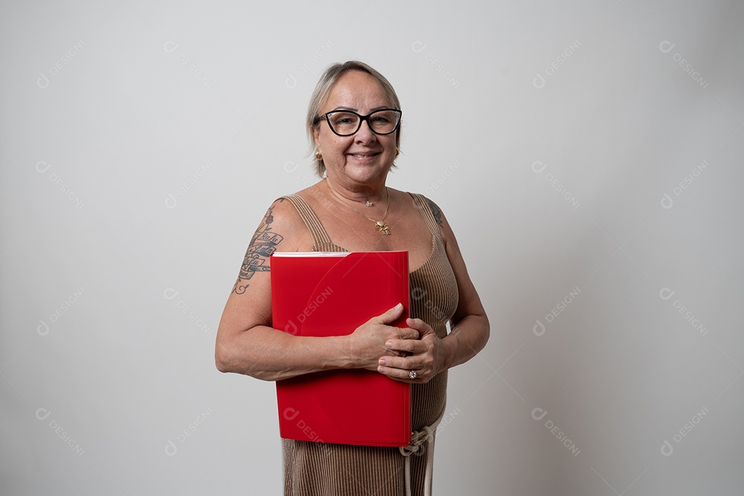 Mulher idosa sobre fundo isolado