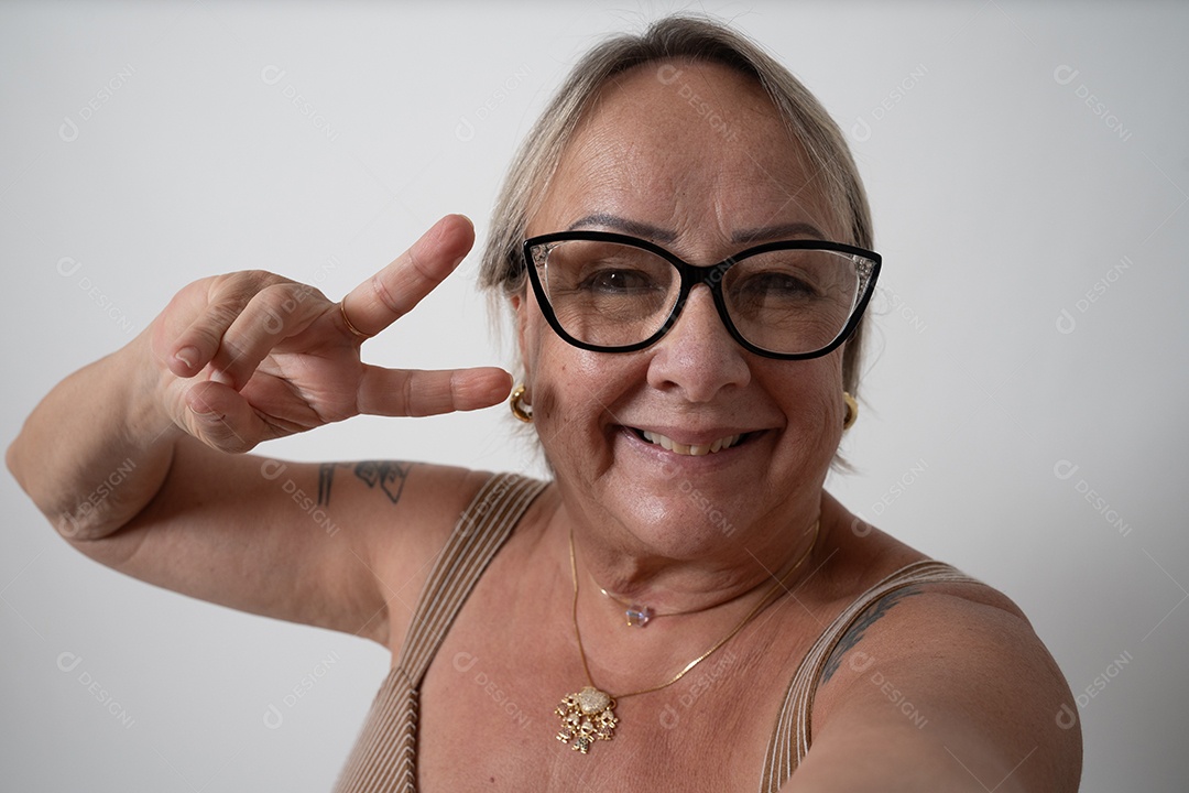 Mulher idosa sobre fundo isolado