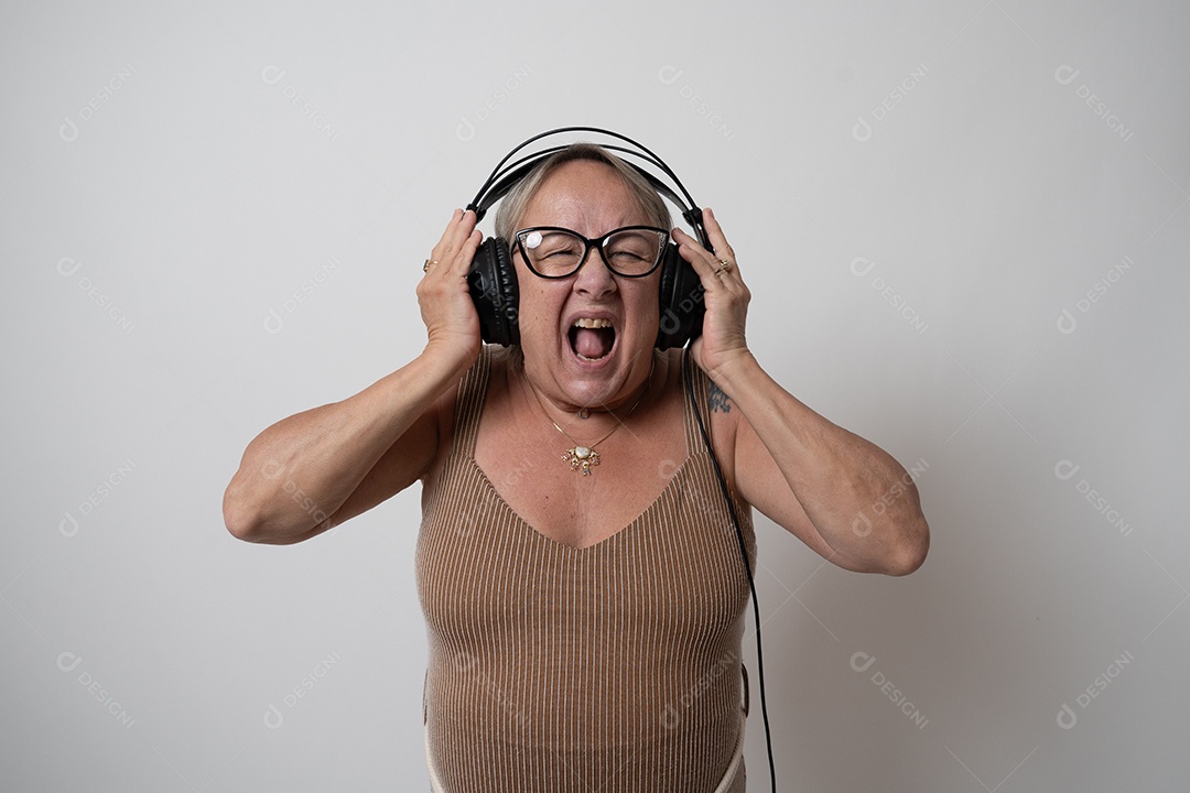 Mulher idosa sobre fundo isolado