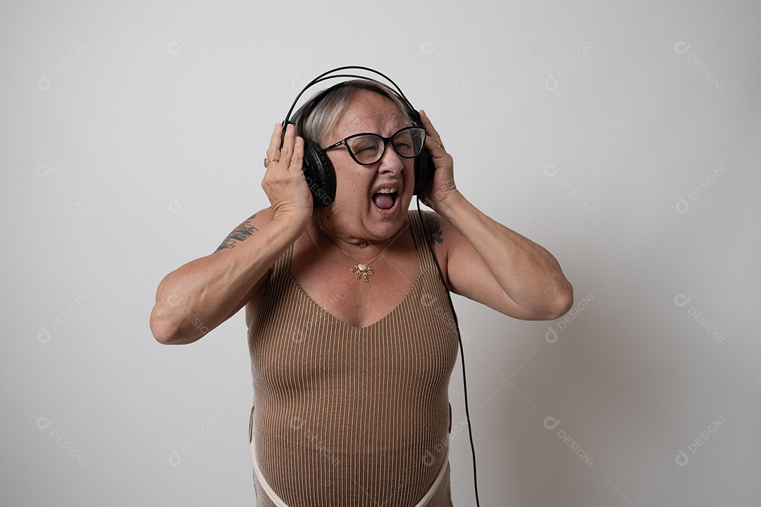 Mulher idosa sobre fundo isolado