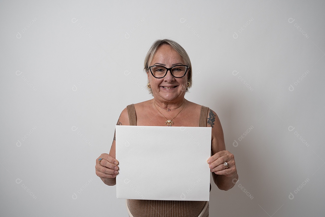 Mulher idosa sobre fundo isolado