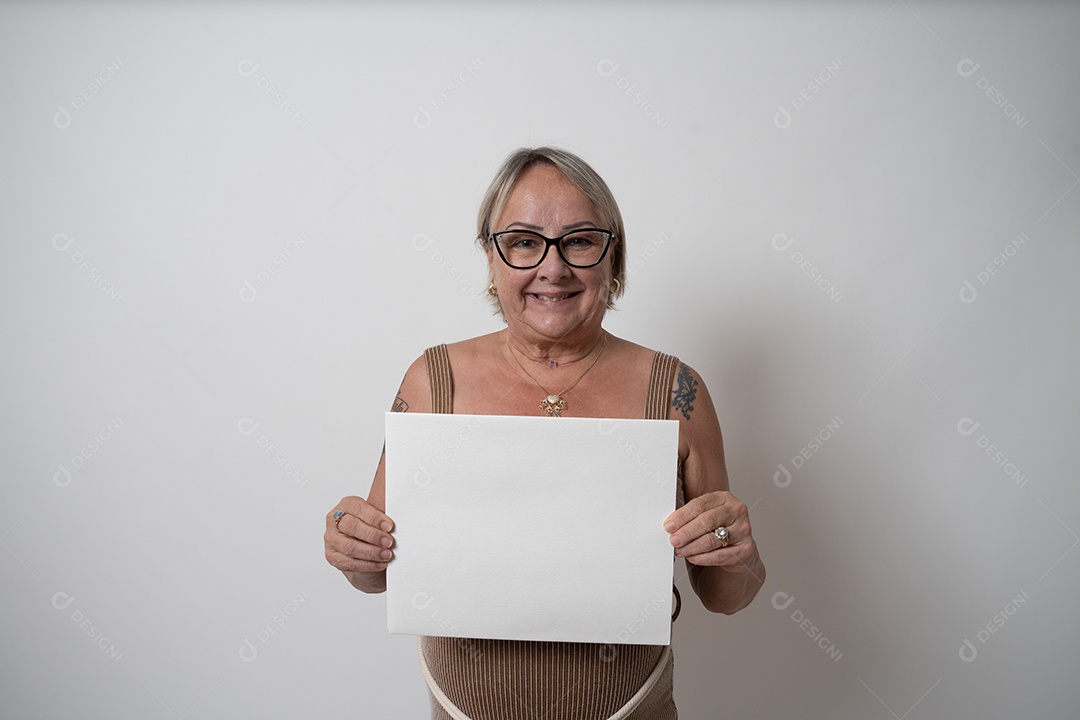 Mulher idosa sobre fundo isolado