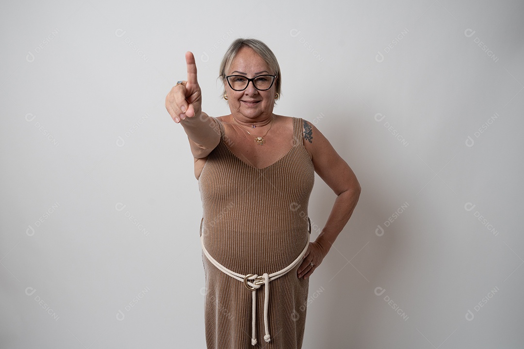 Mulher idosa sobre fundo isolado