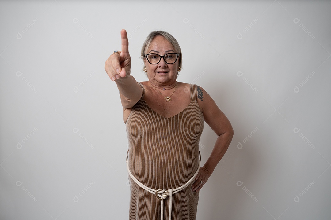 Mulher idosa sobre fundo isolado