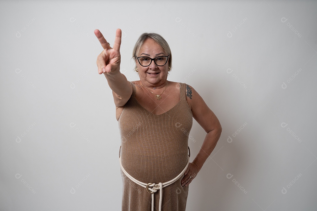 Mulher idosa sobre fundo isolado