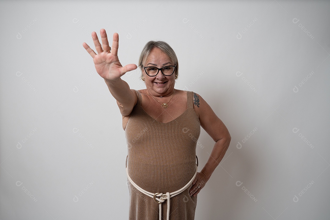 Mulher idosa sobre fundo isolado