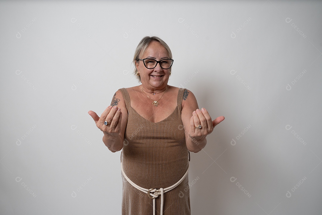 Mulher idosa sobre fundo isolado