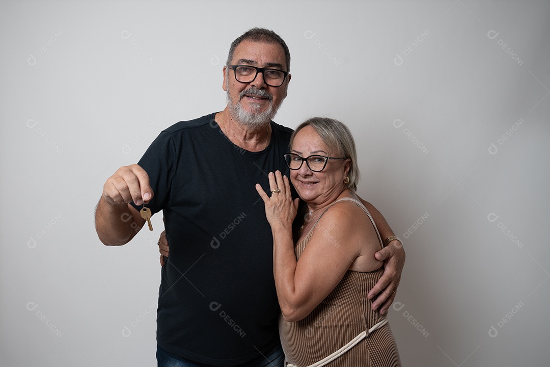 Casal idosos sobre fundo isolado