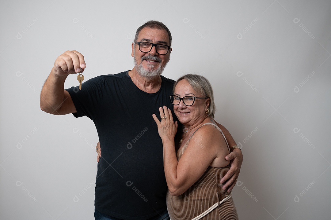 Casal idosos sobre fundo isolado
