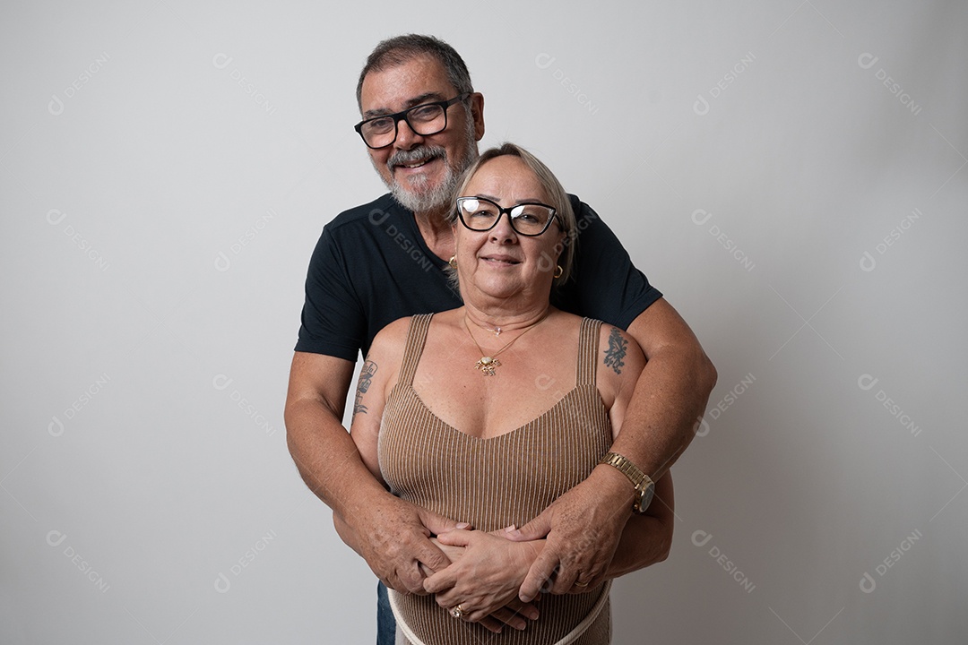 Casal idosos sobre fundo isolado
