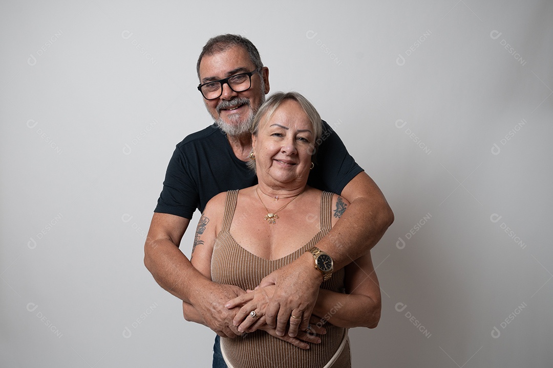 Casal idosos sobre fundo isolado