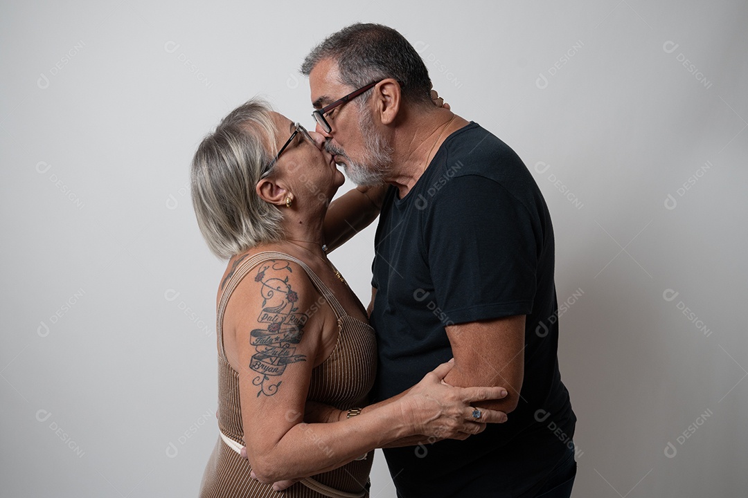Casal idosos sobre fundo isolado