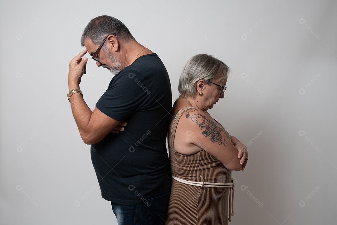 Casal idosos sobre fundo isolado