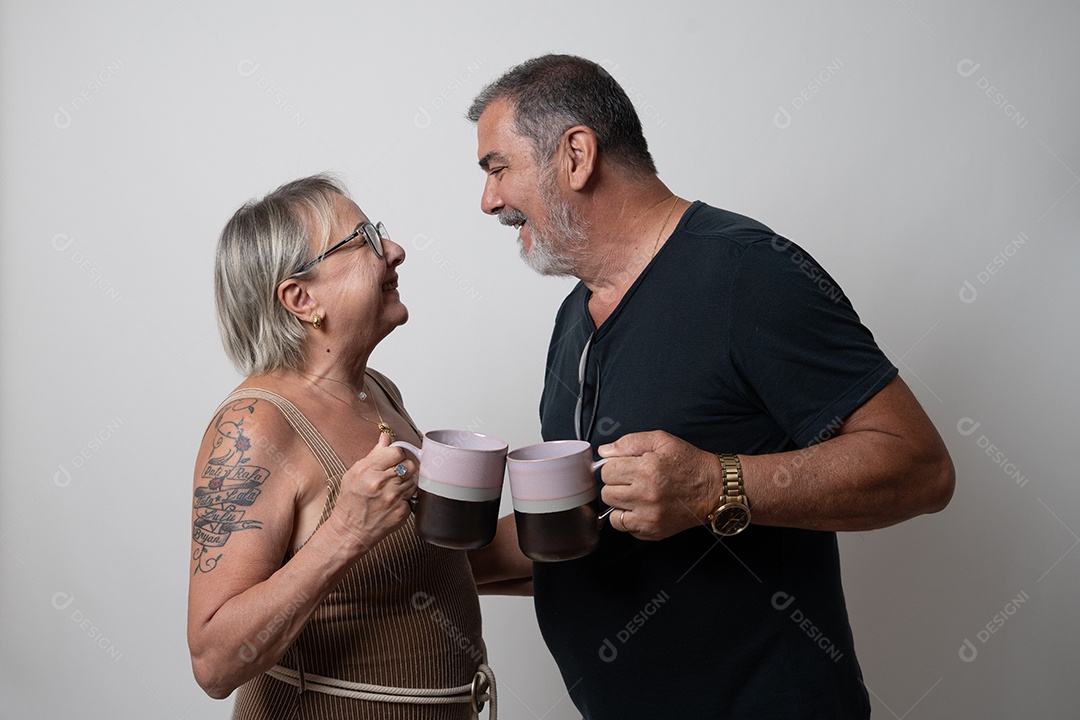 Casal idosos sobre fundo isolado