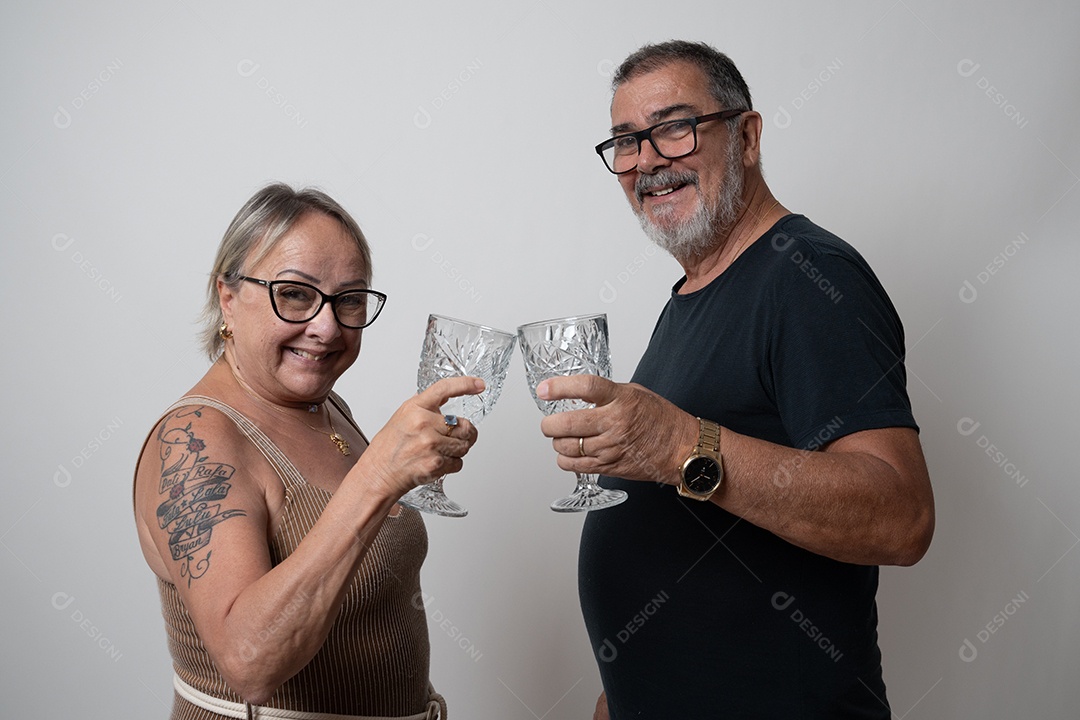 Casal idosos sobre fundo isolado