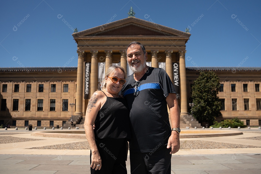 Casal viajando sobre lugares turísticos