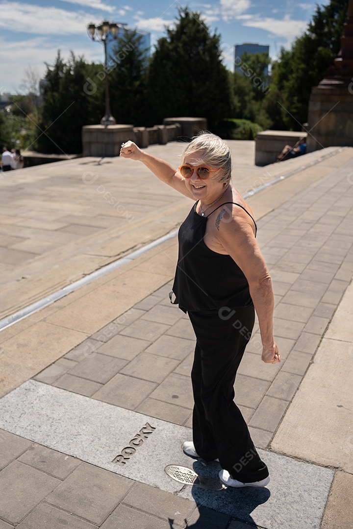 Mulher viajando sobre lugares turísticos
