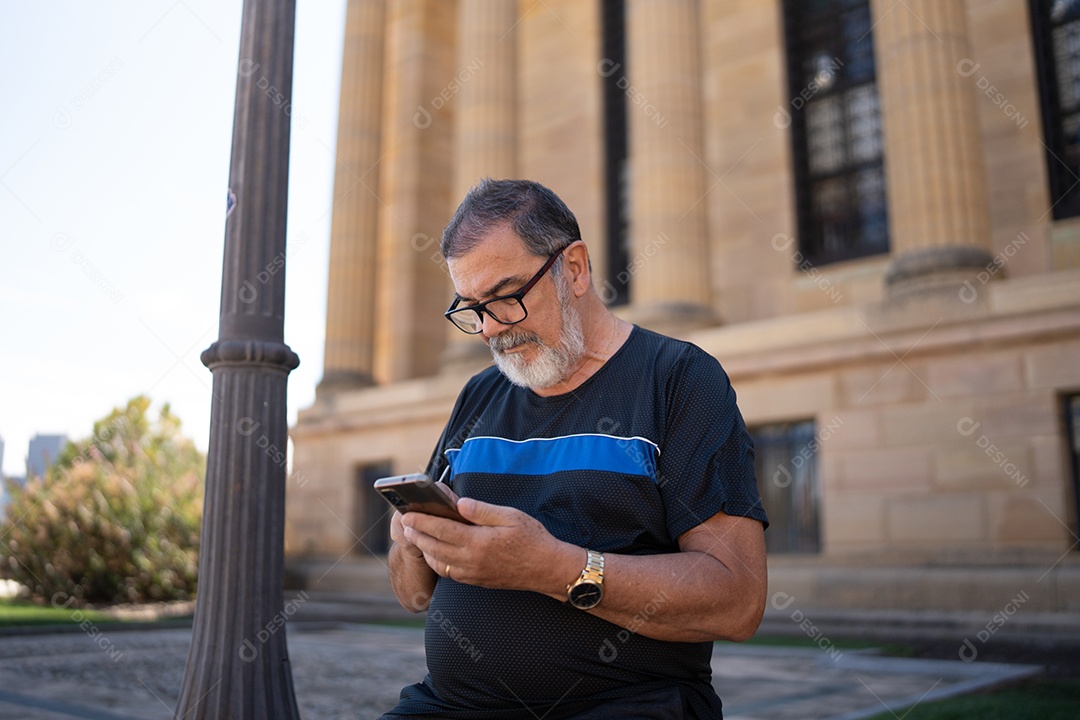 Homem jovem viajando sobre lugares turísticos