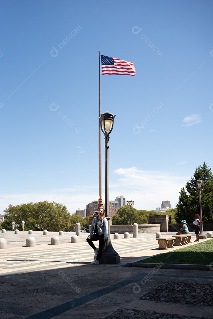 Mulher jovem viajando sobre lugares turísticos