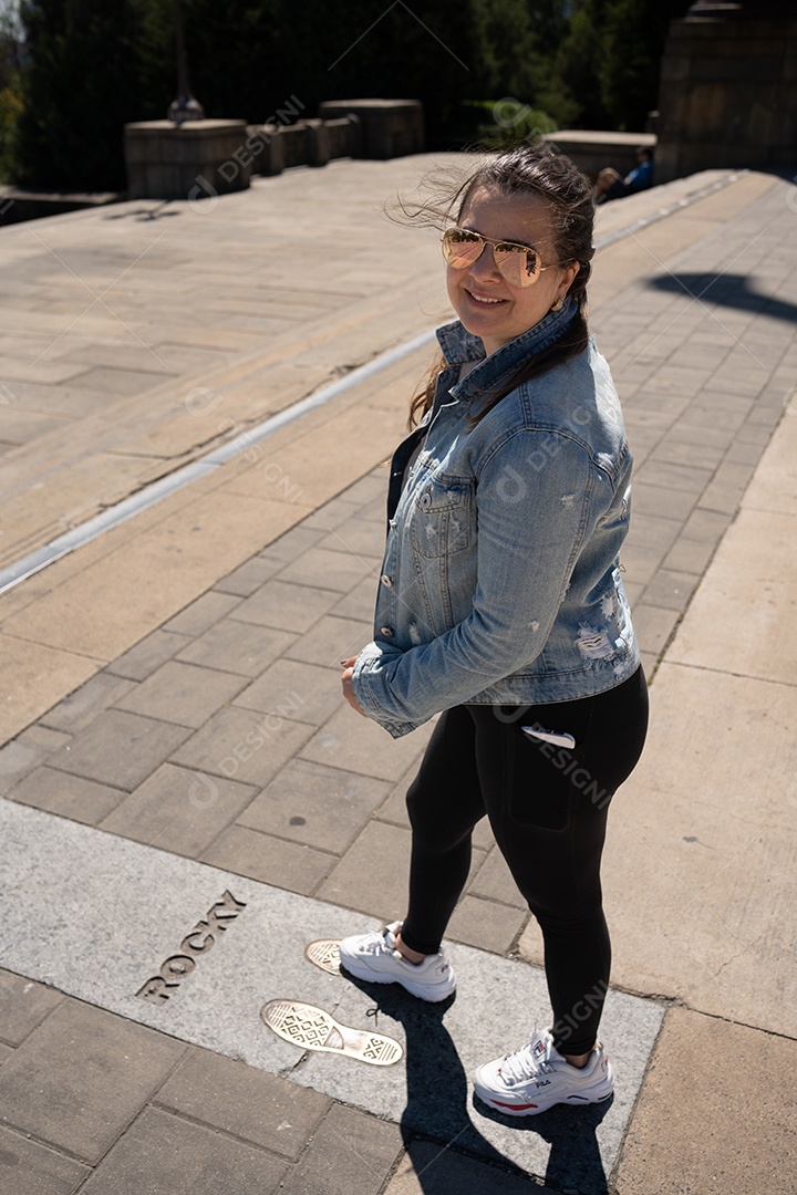 Homem jovem viajando sobre lugares turísticos