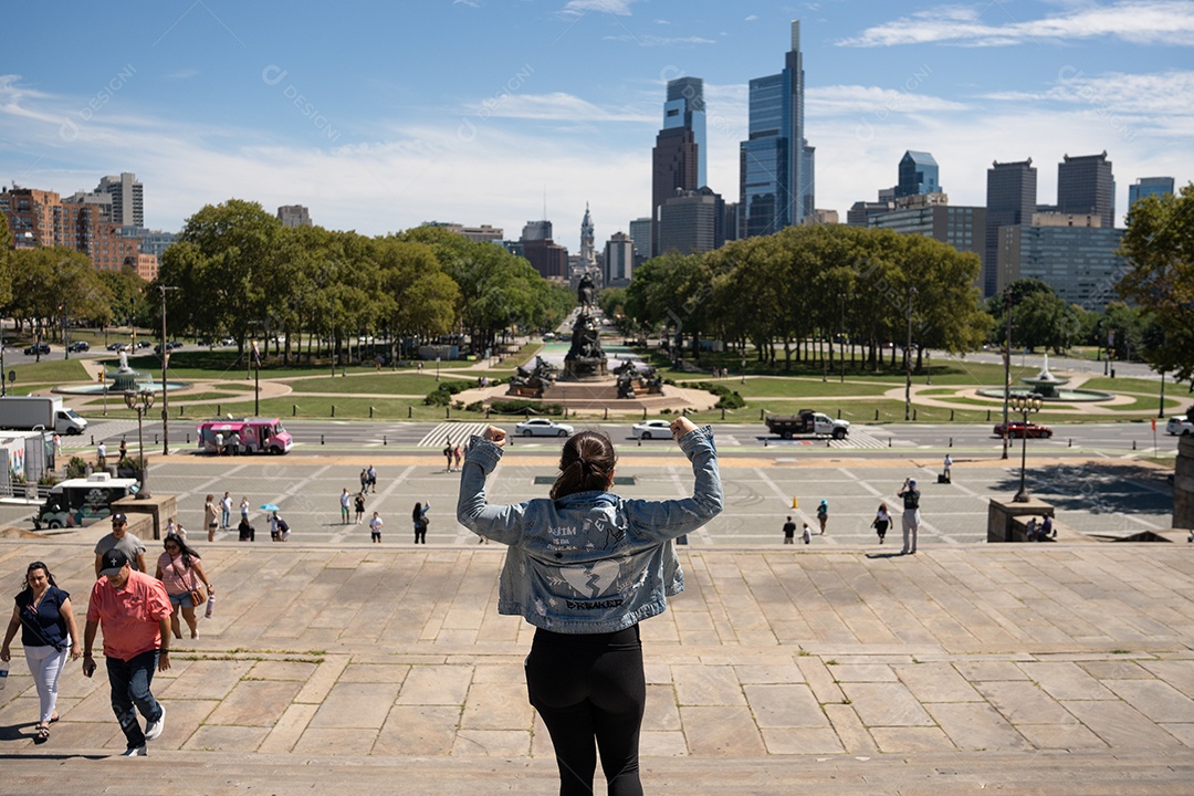 Mulher jovem viajando sobre lugares turísticos