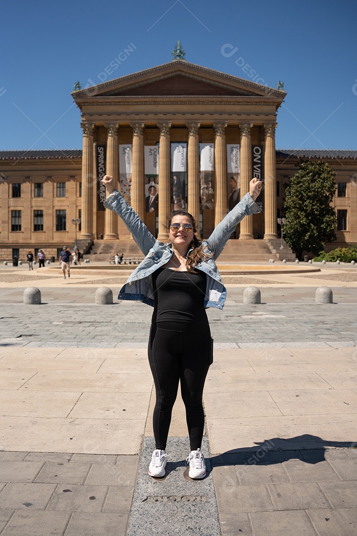 Mulher jovem viajando sobre lugares turísticos