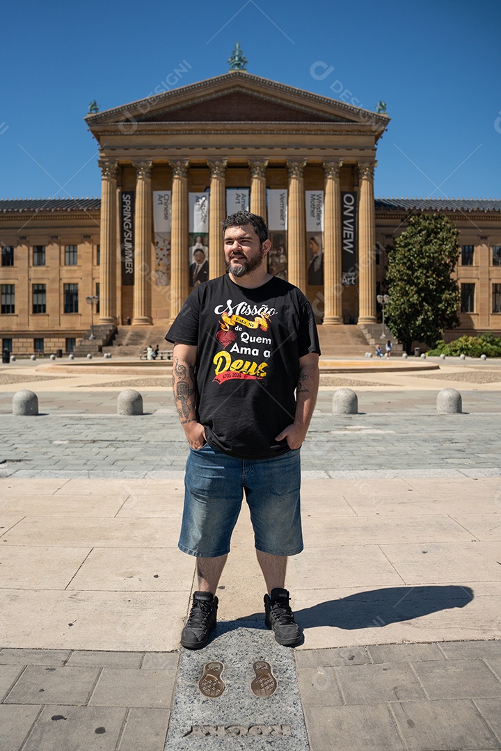 Homem jovem viajando sobre lugares turísticos