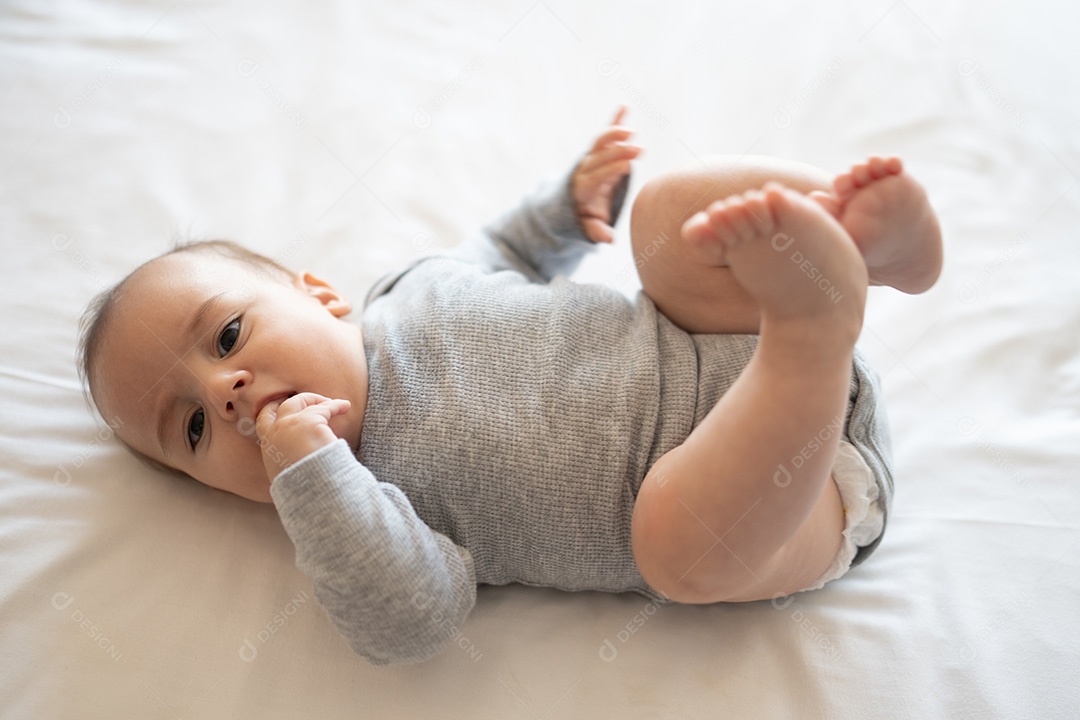 Lindo bebê sobre fundo desfocado