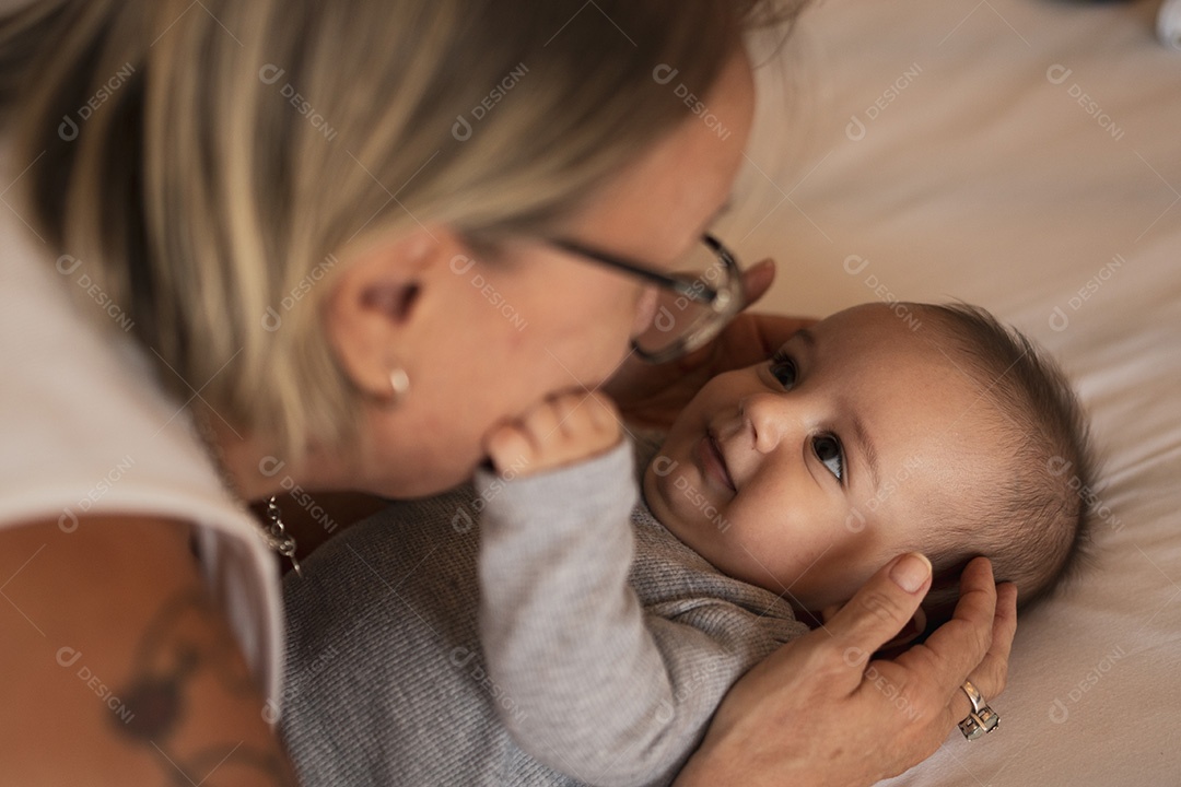 Mãe dando carinho ao seu filho