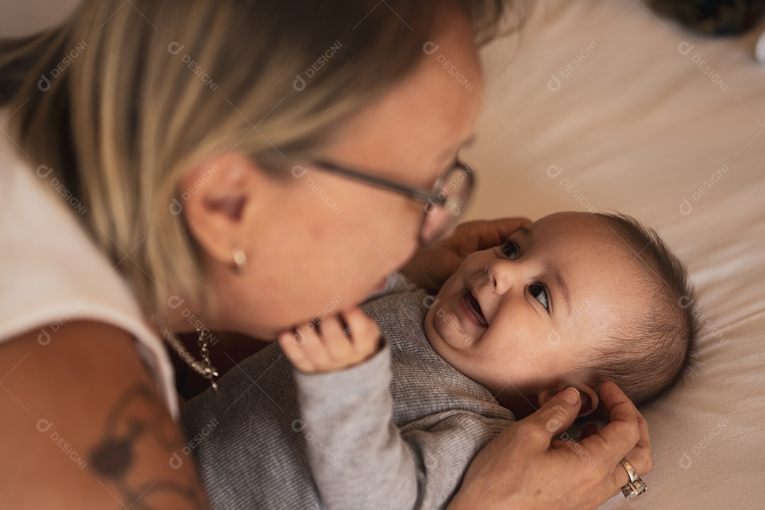 Mãe dando carinho ao seu filho