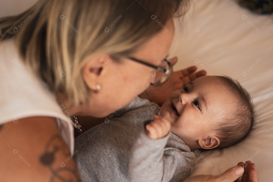 Mãe dando carinho ao seu filho