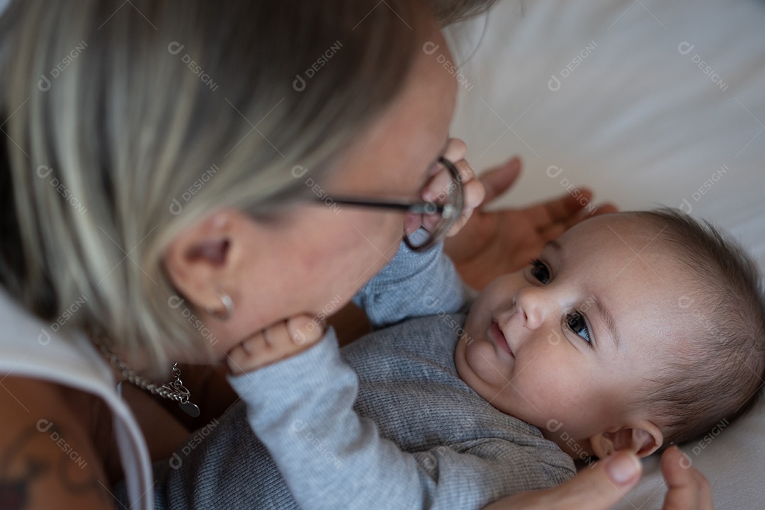 Mãe dando carinho ao seu filho