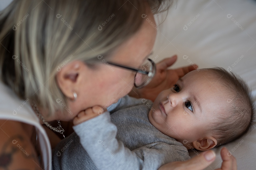 Mãe dando carinho ao seu filho