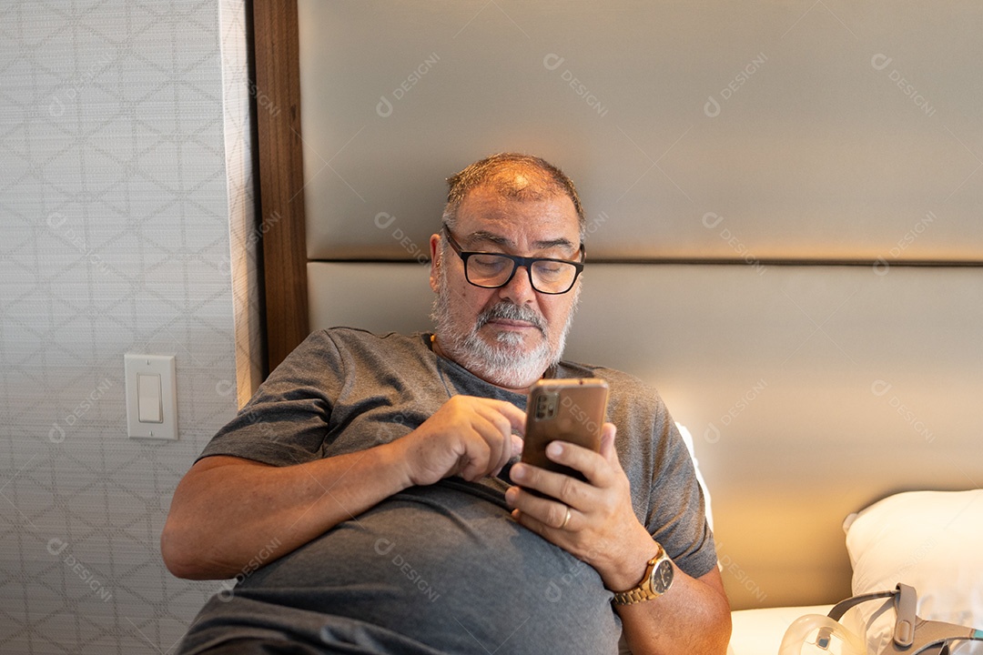 Homem velho usando óculos