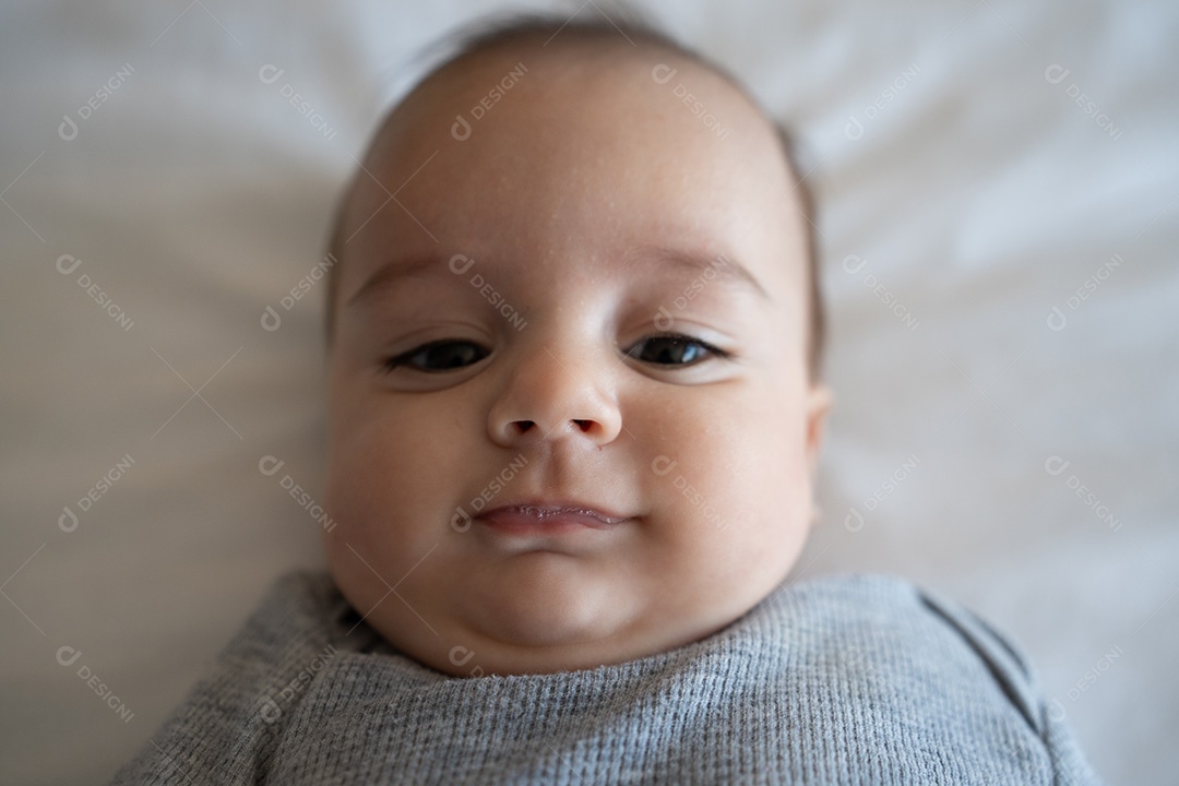 Lindo bebê sobre fundo desfocado