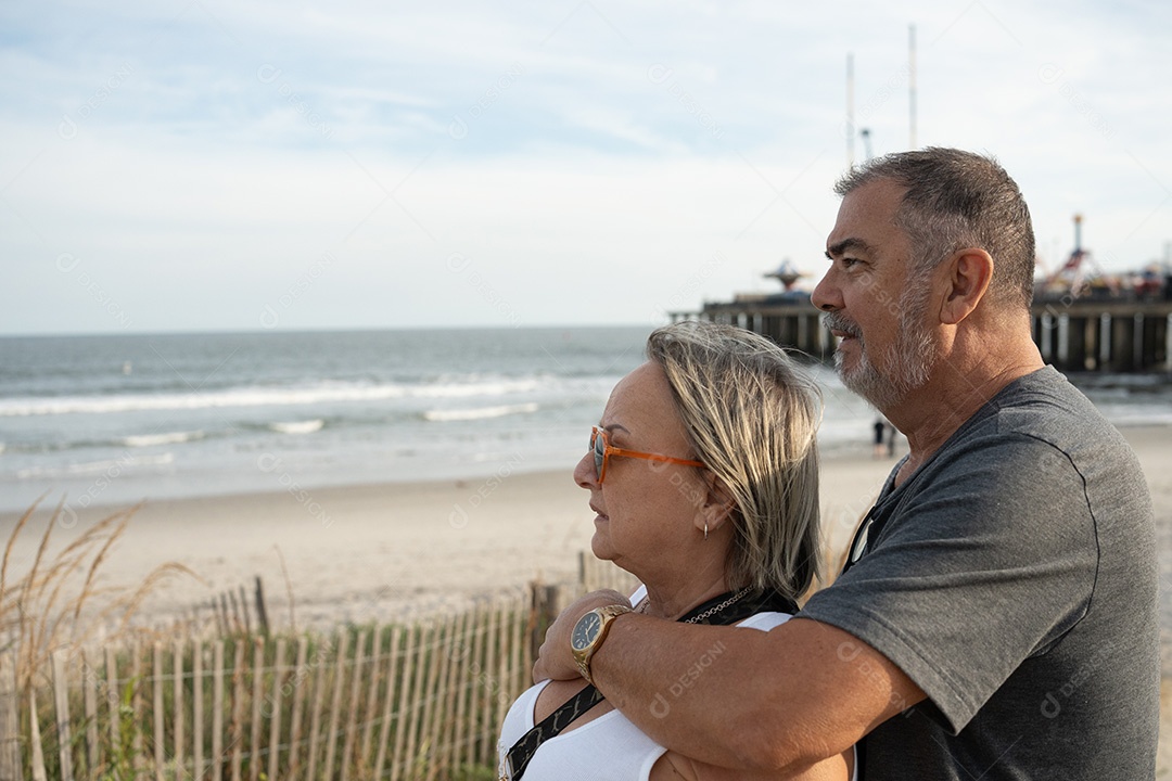 Casal de velhos viajando