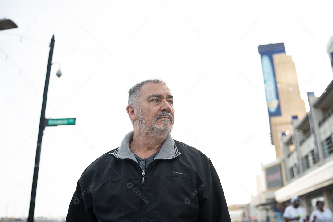 Homem velho caminhando